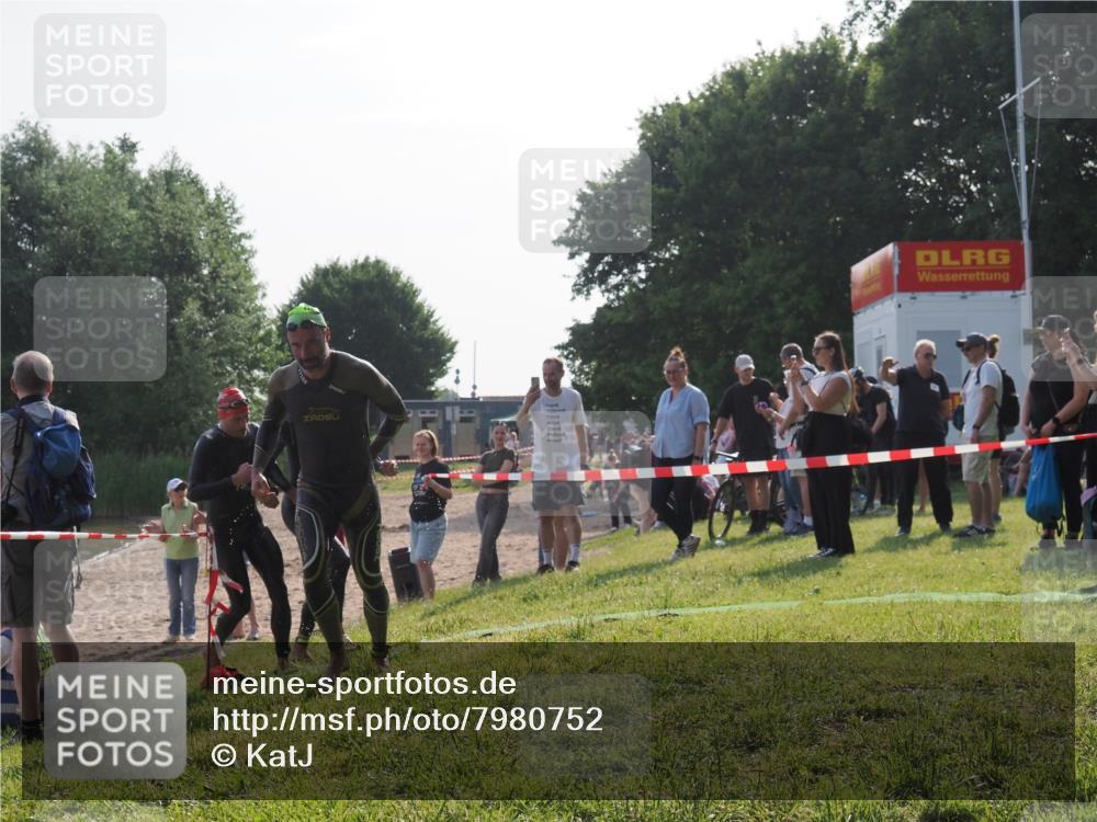 15.06.2025 - 27. Vierlanden-Triathlon KatJ http://msf.ph/oto/7980752 15.06.2025 08:45:40 Schwimmen 104, 116, 145 meine-sportfotos.de