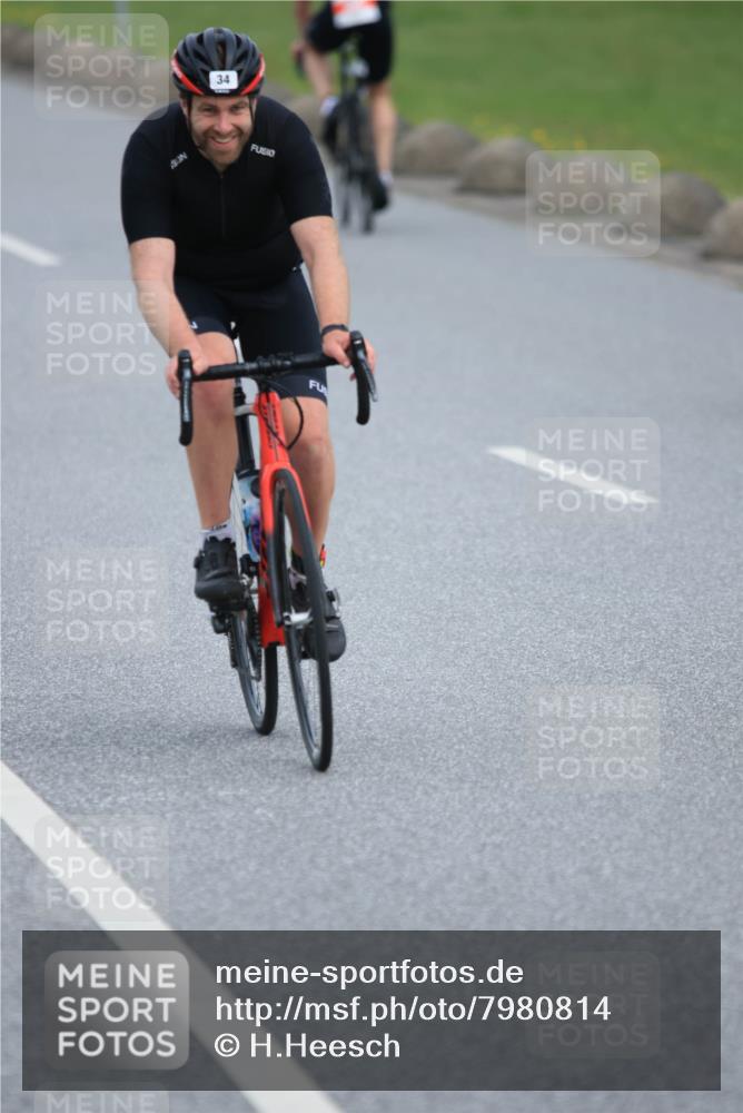 15.06.2025 - 27. Vierlanden-Triathlon H.Heesch http://msf.ph/oto/7980814 15.06.2025 10:41:52 Radfahren 34, 121, 134, 151, 213, 250, 293 meine-sportfotos.de