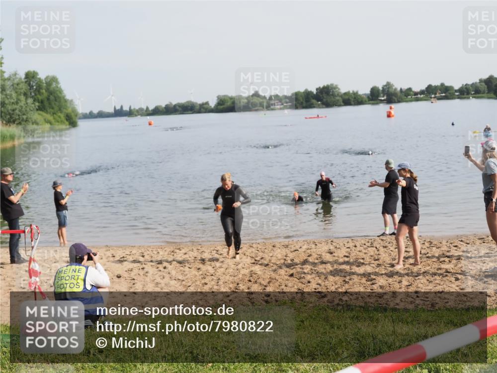 21.06.2025 - 27. Vierlanden-Triathlon MichiJ http://msf.ph/oto/7980822 15.06.2026 09:02:34 Schwimmen 200, 246 meine-sportfotos.de