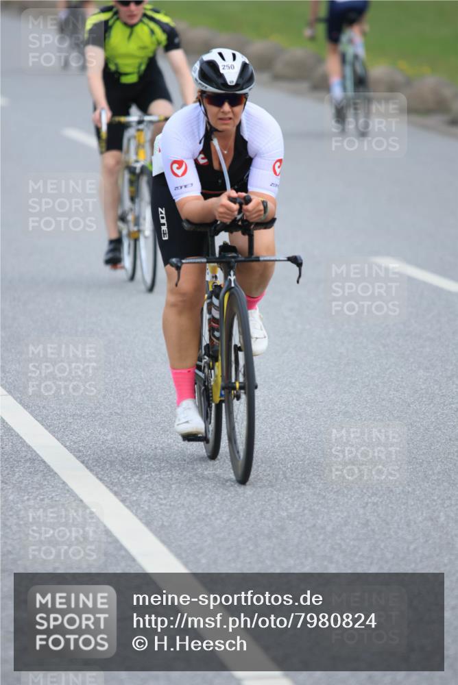 15.06.2025 - 27. Vierlanden-Triathlon H.Heesch http://msf.ph/oto/7980824 15.06.2025 10:41:53 Radfahren 34, 121, 134, 151, 213, 250, 293 meine-sportfotos.de