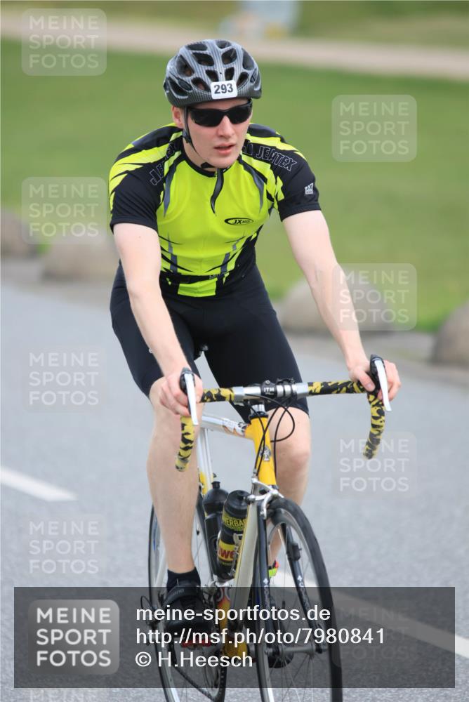 15.06.2025 - 27. Vierlanden-Triathlon H.Heesch http://msf.ph/oto/7980841 15.06.2025 10:41:55 Radfahren 34, 121, 151, 213, 250, 293 meine-sportfotos.de