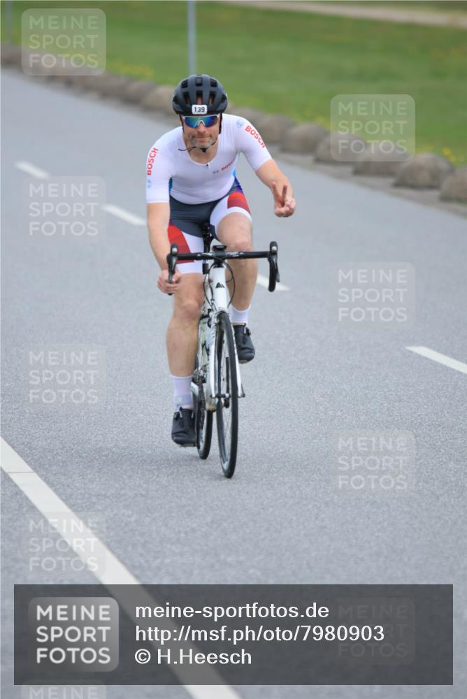 15.06.2025 - 27. Vierlanden-Triathlon H.Heesch http://msf.ph/oto/7980903 15.06.2025 10:42:17 Radfahren 29, 139, 287 meine-sportfotos.de