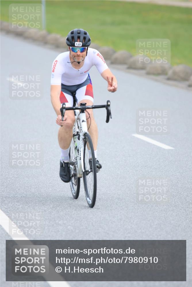 15.06.2025 - 27. Vierlanden-Triathlon H.Heesch http://msf.ph/oto/7980910 15.06.2025 10:42:17 Radfahren 29, 139, 287 meine-sportfotos.de
