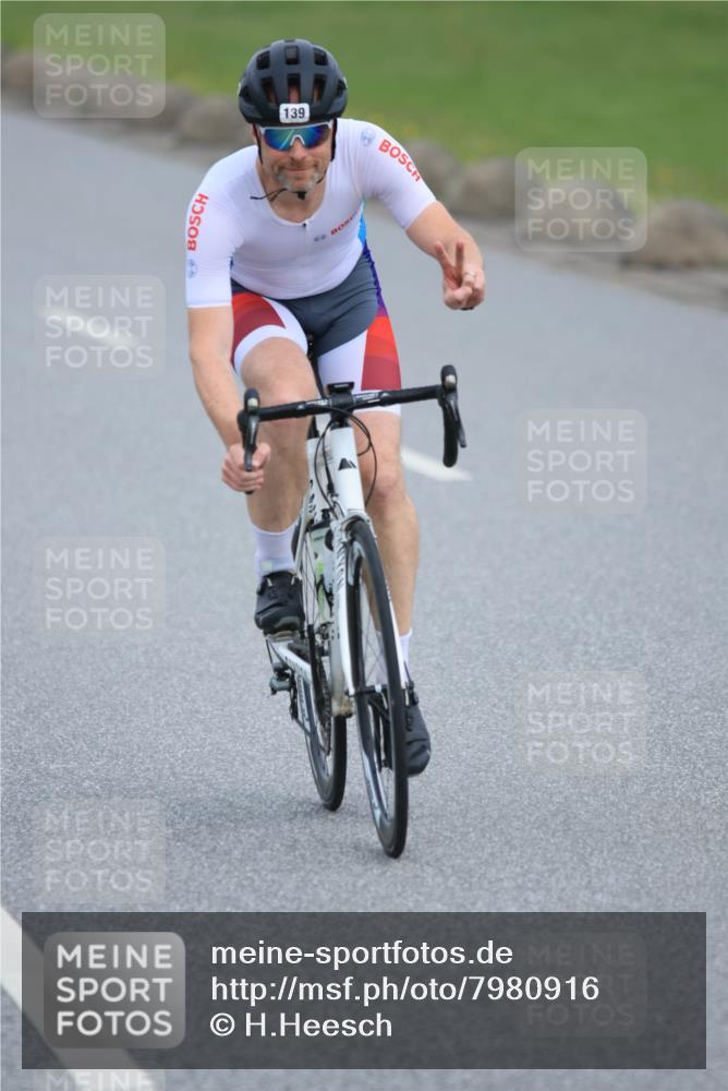 15.06.2025 - 27. Vierlanden-Triathlon H.Heesch http://msf.ph/oto/7980916 15.06.2025 10:42:18 Radfahren 29, 139, 287 meine-sportfotos.de