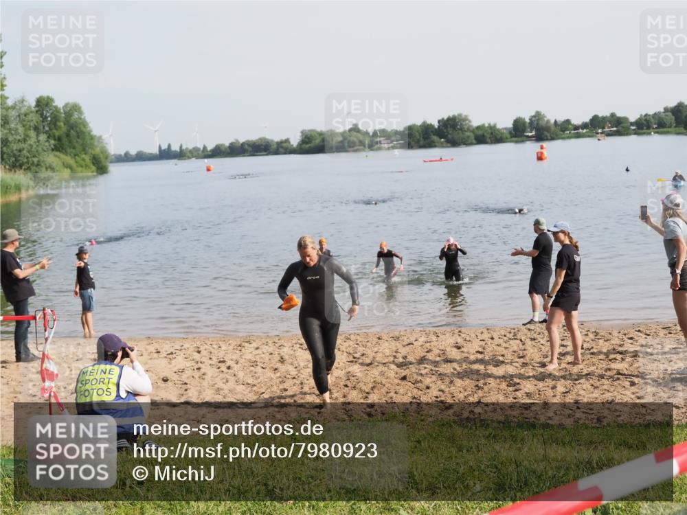 21.06.2025 - 27. Vierlanden-Triathlon MichiJ http://msf.ph/oto/7980923 15.06.2026 09:02:36 Schwimmen 200, 223, 246 meine-sportfotos.de