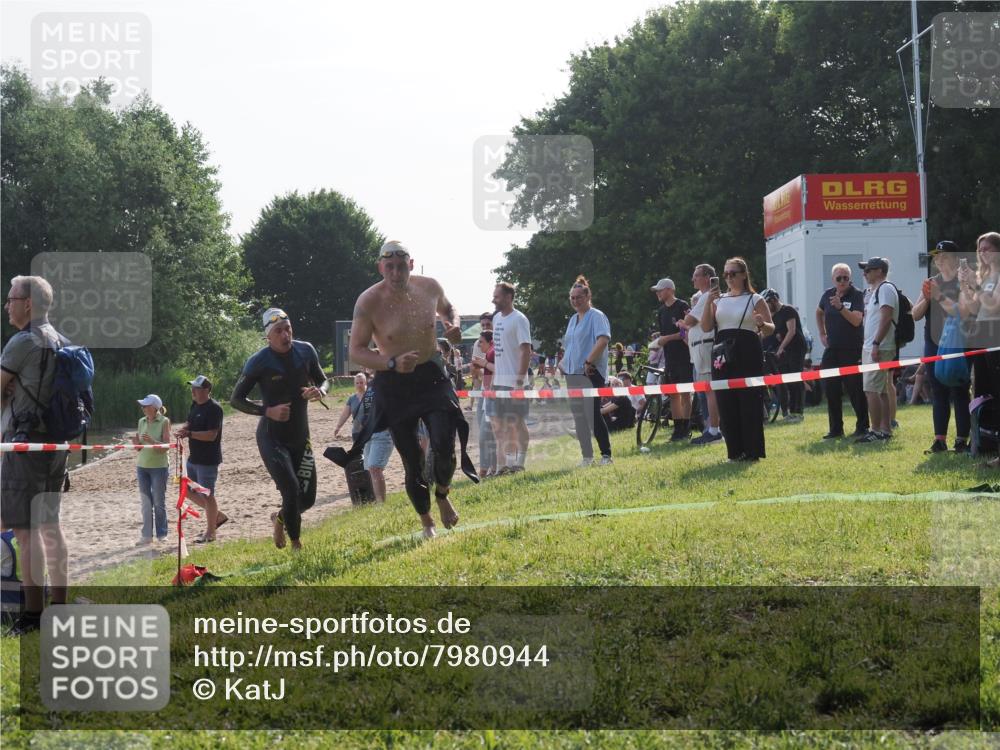 15.06.2025 - 27. Vierlanden-Triathlon KatJ http://msf.ph/oto/7980944 15.06.2025 08:45:55 Schwimmen 13, 106, 125, 142, 150 meine-sportfotos.de