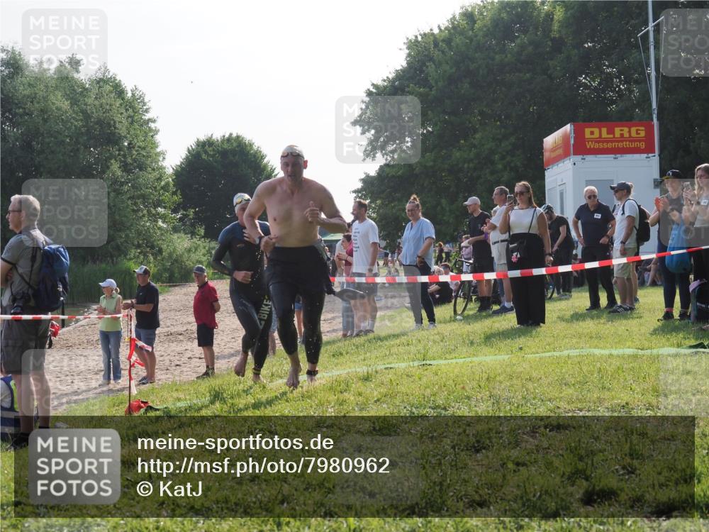 15.06.2025 - 27. Vierlanden-Triathlon KatJ http://msf.ph/oto/7980962 15.06.2025 08:45:55 Schwimmen 13, 106, 125, 142, 150 meine-sportfotos.de