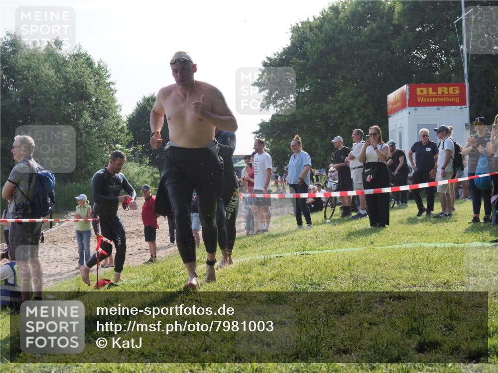 15.06.2025 - 27. Vierlanden-Triathlon KatJ http://msf.ph/oto/7981003 15.06.2025 08:45:56 Schwimmen 13, 106, 125, 142, 150 meine-sportfotos.de