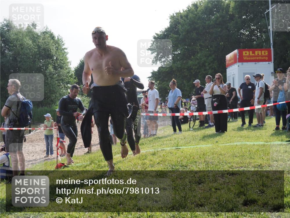 15.06.2025 - 27. Vierlanden-Triathlon KatJ http://msf.ph/oto/7981013 15.06.2025 08:45:56 Schwimmen 13, 106, 125, 142, 150 meine-sportfotos.de