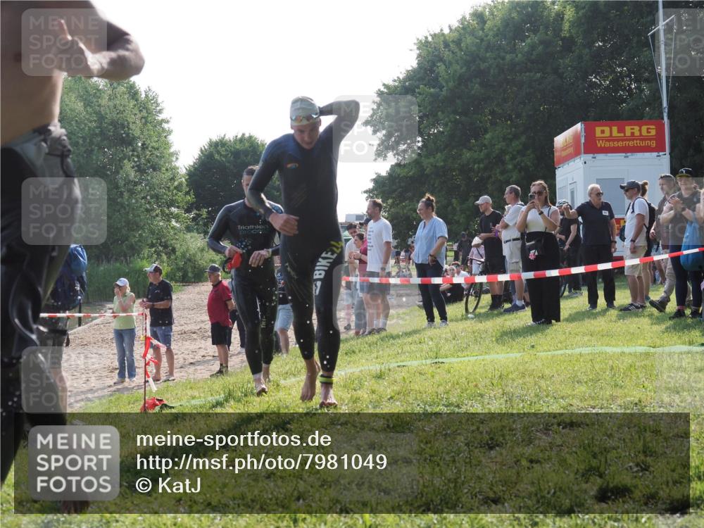 15.06.2025 - 27. Vierlanden-Triathlon KatJ http://msf.ph/oto/7981049 15.06.2025 08:45:57 Schwimmen 13, 106, 125, 142, 150 meine-sportfotos.de