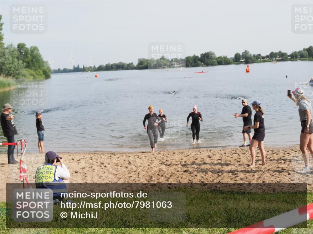 21.06.2025 - 27. Vierlanden-Triathlon MichiJ http://msf.ph/oto/7981063 15.06.2026 09:02:39 Schwimmen 200, 210, 223, 246 meine-sportfotos.de