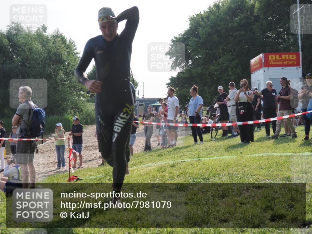 15.06.2025 - 27. Vierlanden-Triathlon KatJ http://msf.ph/oto/7981079 15.06.2025 08:45:58 Schwimmen 13, 106, 142, 150, 152 meine-sportfotos.de