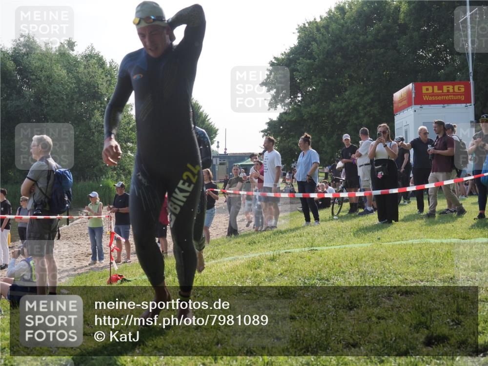 15.06.2025 - 27. Vierlanden-Triathlon KatJ http://msf.ph/oto/7981089 15.06.2025 08:45:58 Schwimmen 13, 106, 142, 150, 152 meine-sportfotos.de