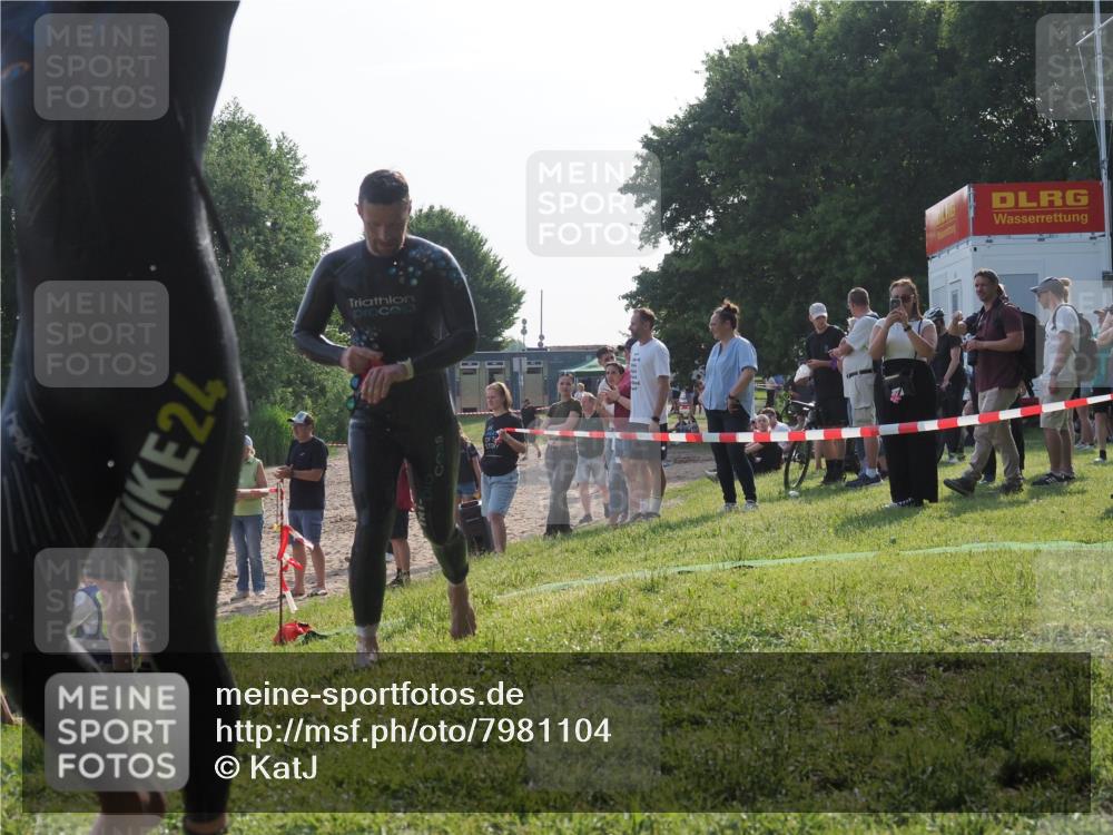 15.06.2025 - 27. Vierlanden-Triathlon KatJ http://msf.ph/oto/7981104 15.06.2025 08:45:58 Schwimmen 13, 106, 142, 150, 152 meine-sportfotos.de