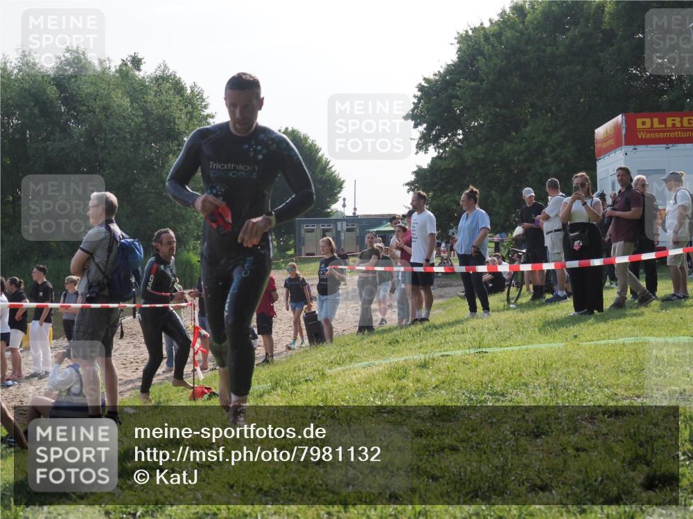 15.06.2025 - 27. Vierlanden-Triathlon KatJ http://msf.ph/oto/7981132 15.06.2025 08:45:59 Schwimmen 13, 106, 134, 142, 150, 152 meine-sportfotos.de
