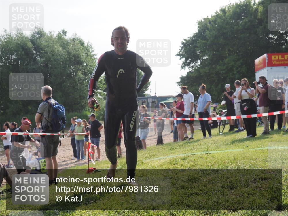 15.06.2025 - 27. Vierlanden-Triathlon KatJ http://msf.ph/oto/7981326 15.06.2025 08:46:03 Schwimmen 13, 106, 134, 142, 150, 152, 194 meine-sportfotos.de