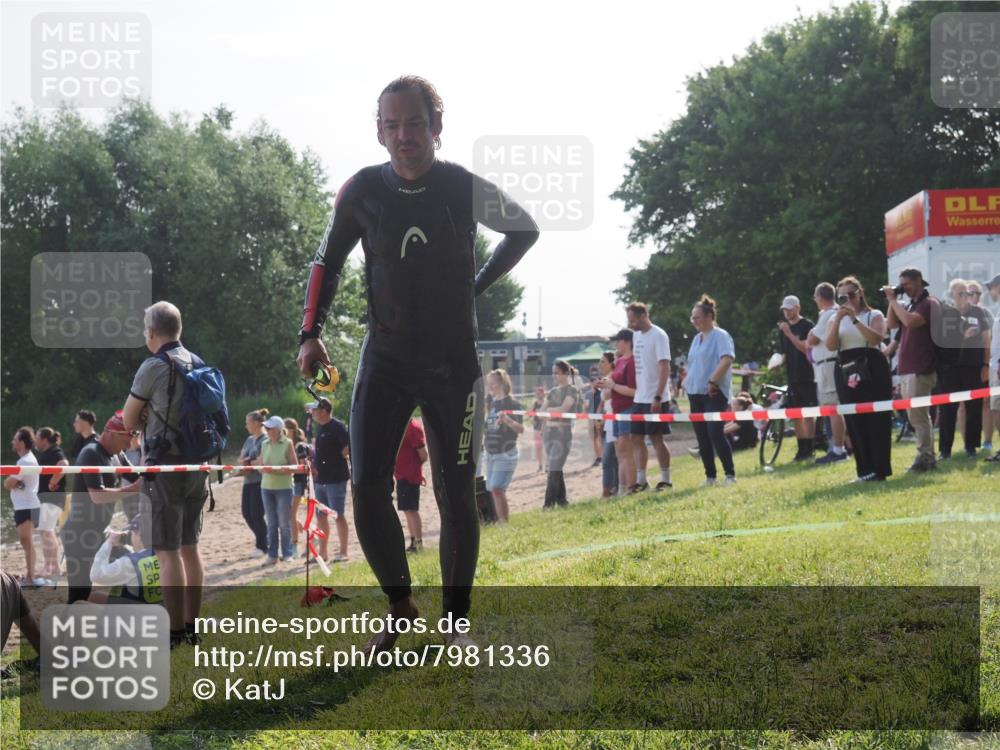 15.06.2025 - 27. Vierlanden-Triathlon KatJ http://msf.ph/oto/7981336 15.06.2025 08:46:03 Schwimmen 13, 106, 134, 142, 150, 152, 194 meine-sportfotos.de