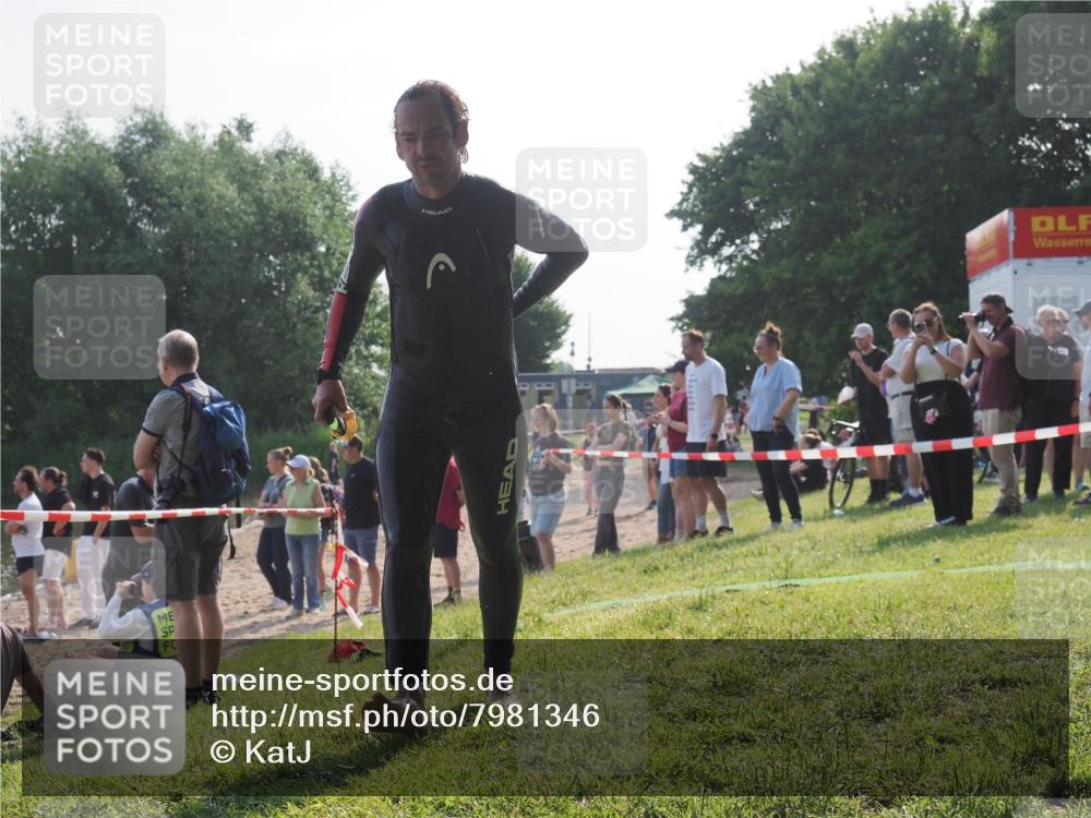 15.06.2025 - 27. Vierlanden-Triathlon KatJ http://msf.ph/oto/7981346 15.06.2025 08:46:03 Schwimmen 13, 106, 134, 142, 150, 152, 194 meine-sportfotos.de