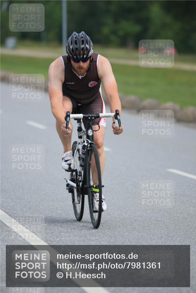 15.06.2025 - 27. Vierlanden-Triathlon H.Heesch http://msf.ph/oto/7981361 15.06.2025 10:47:29 Radfahren 114, 152, 228, 401, 410, 414 meine-sportfotos.de