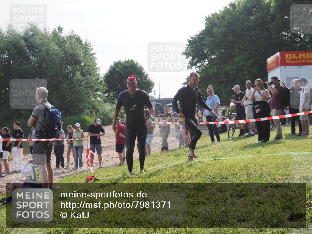 15.06.2025 - 27. Vierlanden-Triathlon KatJ http://msf.ph/oto/7981371 15.06.2025 08:46:06 Schwimmen 106, 134, 142, 152, 194 meine-sportfotos.de