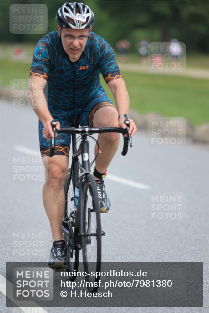 15.06.2025 - 27. Vierlanden-Triathlon H.Heesch http://msf.ph/oto/7981380 15.06.2025 10:47:34 Radfahren 228, 401, 414 meine-sportfotos.de