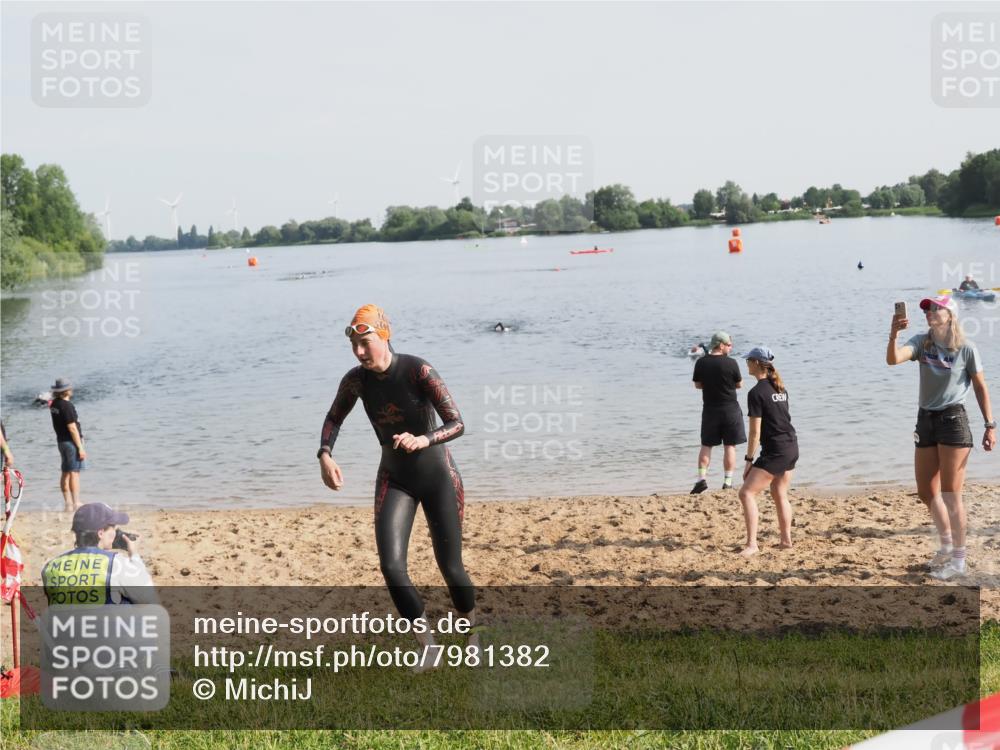 21.06.2025 - 27. Vierlanden-Triathlon MichiJ http://msf.ph/oto/7981382 15.06.2026 09:02:46 Schwimmen 200, 210, 223 meine-sportfotos.de