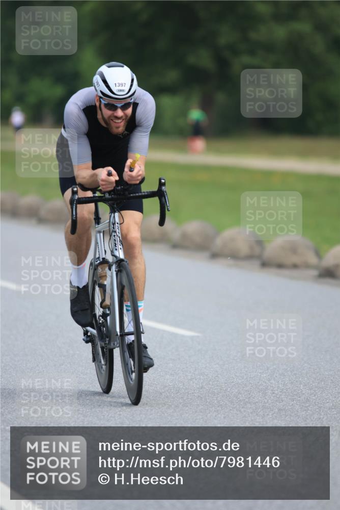 15.06.2025 - 27. Vierlanden-Triathlon H.Heesch http://msf.ph/oto/7981446 15.06.2025 10:47:50 Radfahren 27, 37, 168, 172, 396, 1397 meine-sportfotos.de