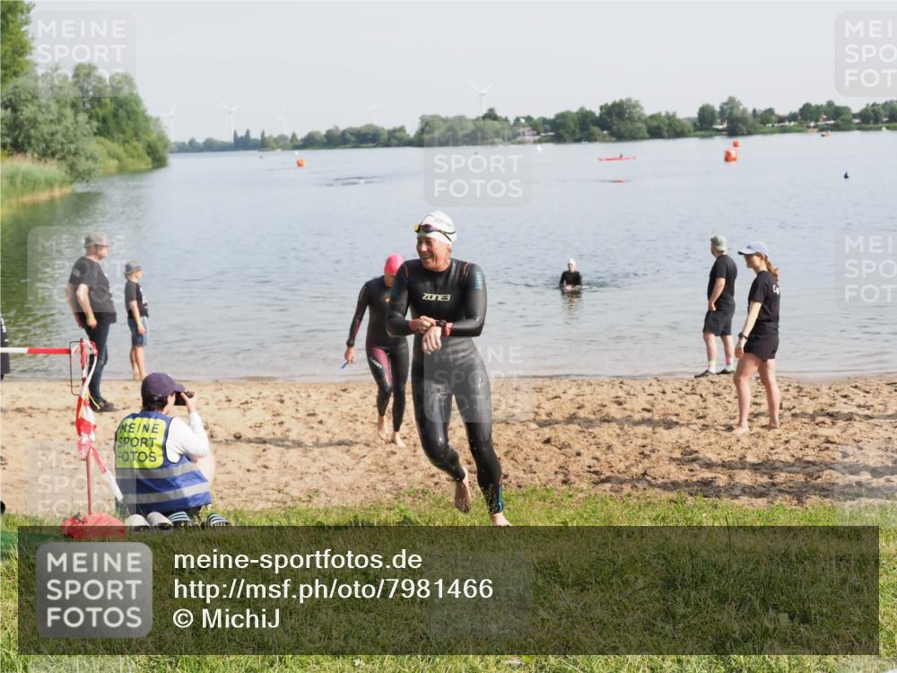 21.06.2025 - 27. Vierlanden-Triathlon MichiJ http://msf.ph/oto/7981466 15.06.2026 09:03:09 Schwimmen 219, 248 meine-sportfotos.de