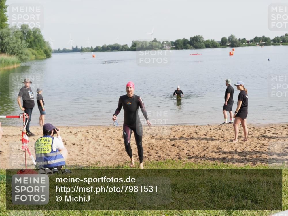 21.06.2025 - 27. Vierlanden-Triathlon MichiJ http://msf.ph/oto/7981531 15.06.2026 09:03:11 Schwimmen 219, 248 meine-sportfotos.de