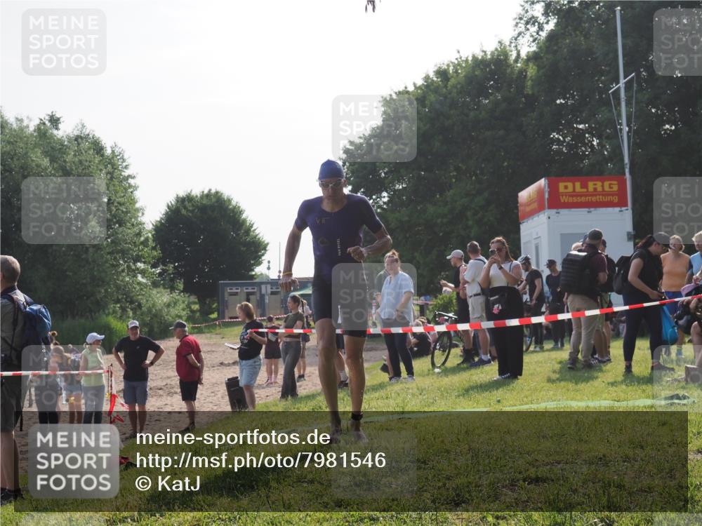 15.06.2025 - 27. Vierlanden-Triathlon KatJ http://msf.ph/oto/7981546 15.06.2025 08:46:11 Schwimmen 134, 152, 194 meine-sportfotos.de