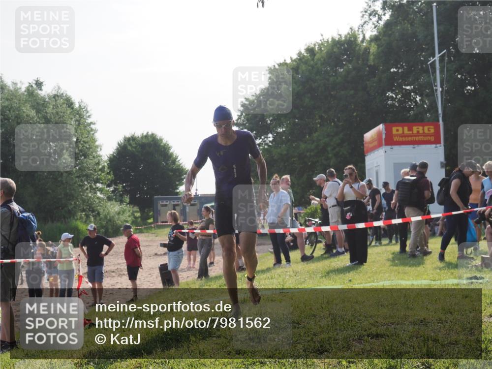 15.06.2025 - 27. Vierlanden-Triathlon KatJ http://msf.ph/oto/7981562 15.06.2025 08:46:11 Schwimmen 134, 152, 194 meine-sportfotos.de