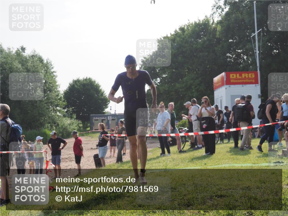 15.06.2025 - 27. Vierlanden-Triathlon KatJ http://msf.ph/oto/7981569 15.06.2025 08:46:11 Schwimmen 134, 152, 194 meine-sportfotos.de