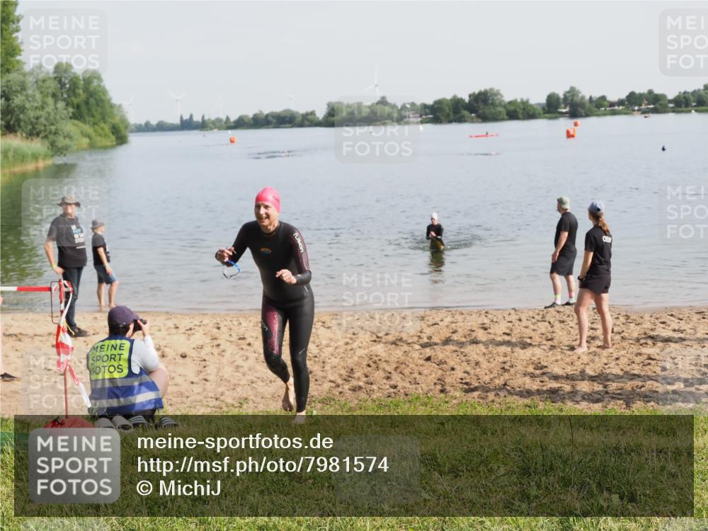 21.06.2025 - 27. Vierlanden-Triathlon MichiJ http://msf.ph/oto/7981574 15.06.2026 09:03:12 Schwimmen 219, 248 meine-sportfotos.de