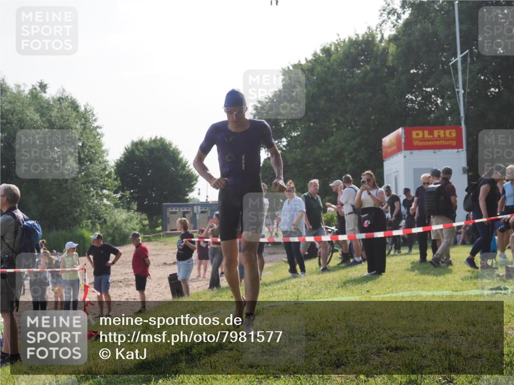15.06.2025 - 27. Vierlanden-Triathlon KatJ http://msf.ph/oto/7981577 15.06.2025 08:46:11 Schwimmen 134, 152, 194 meine-sportfotos.de