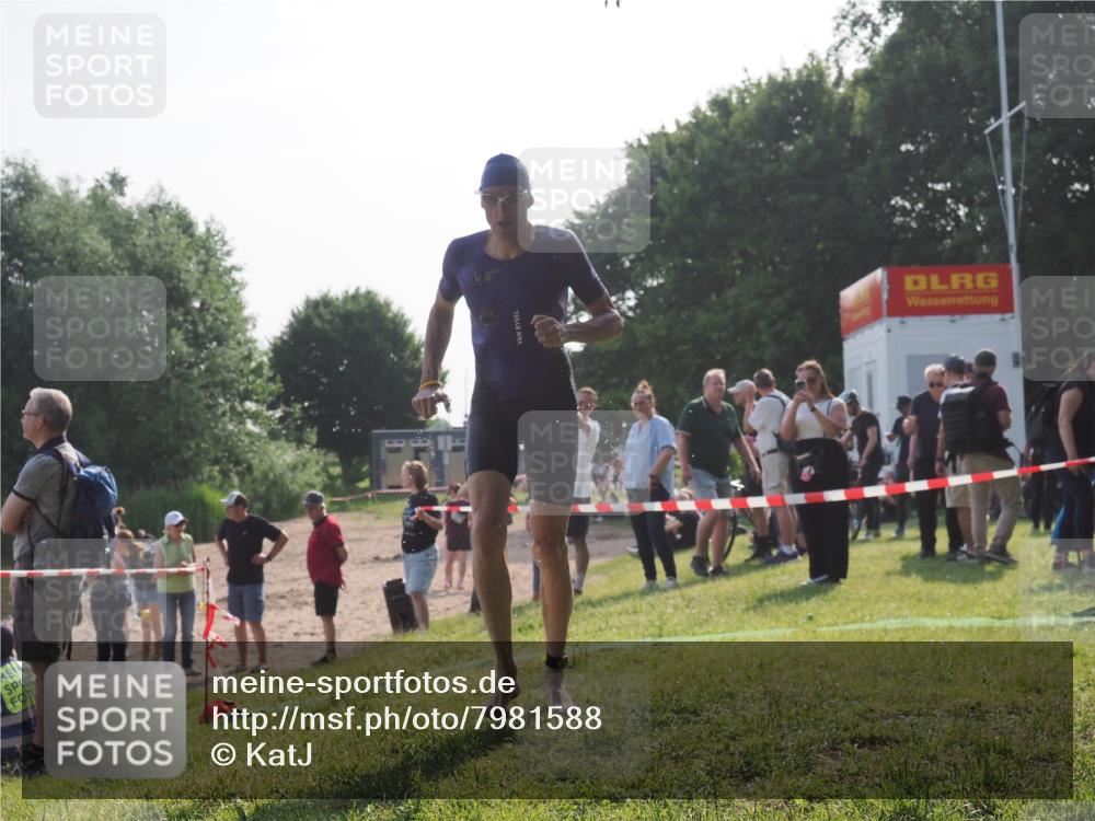 15.06.2025 - 27. Vierlanden-Triathlon KatJ http://msf.ph/oto/7981588 15.06.2025 08:46:12 Schwimmen 134, 152, 194 meine-sportfotos.de
