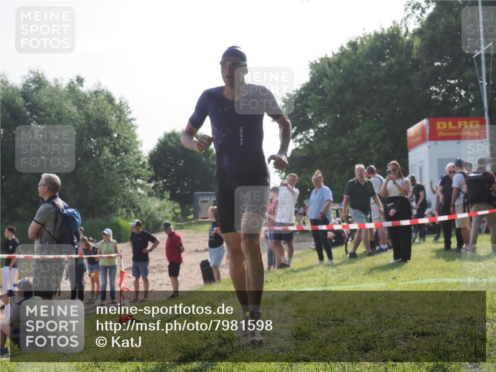 15.06.2025 - 27. Vierlanden-Triathlon KatJ http://msf.ph/oto/7981598 15.06.2025 08:46:12 Schwimmen 134, 152, 194 meine-sportfotos.de