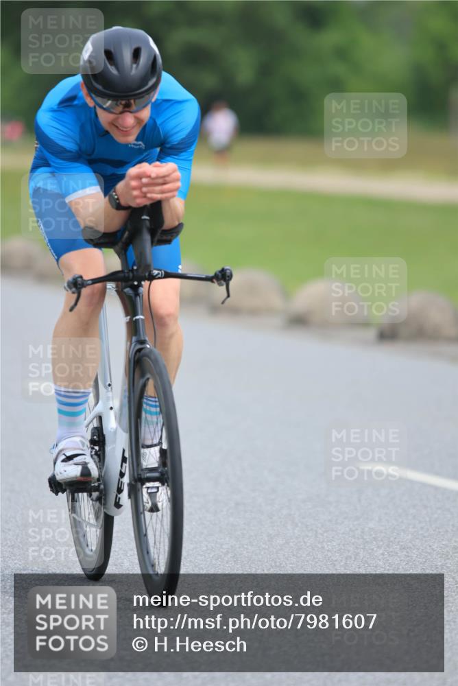 15.06.2025 - 27. Vierlanden-Triathlon H.Heesch http://msf.ph/oto/7981607 15.06.2025 10:48:28 Radfahren 14, 376, 512 meine-sportfotos.de