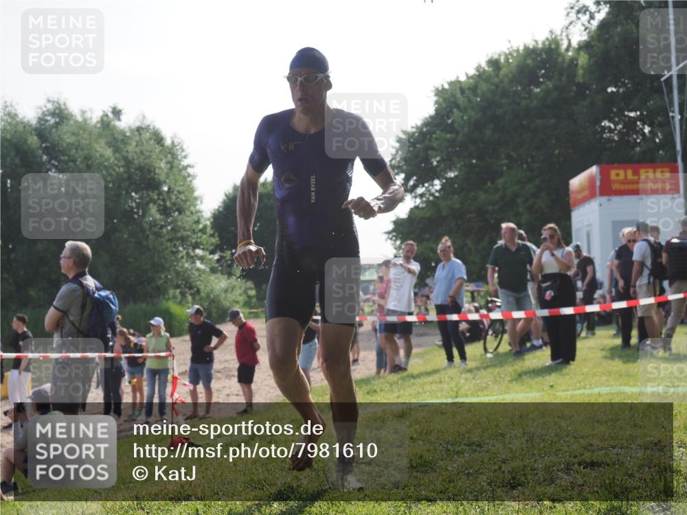 15.06.2025 - 27. Vierlanden-Triathlon KatJ http://msf.ph/oto/7981610 15.06.2025 08:46:12 Schwimmen 134, 152, 194 meine-sportfotos.de