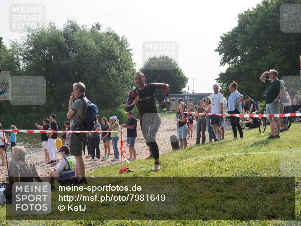 15.06.2025 - 27. Vierlanden-Triathlon KatJ http://msf.ph/oto/7981649 15.06.2025 08:46:45 Schwimmen 161 meine-sportfotos.de