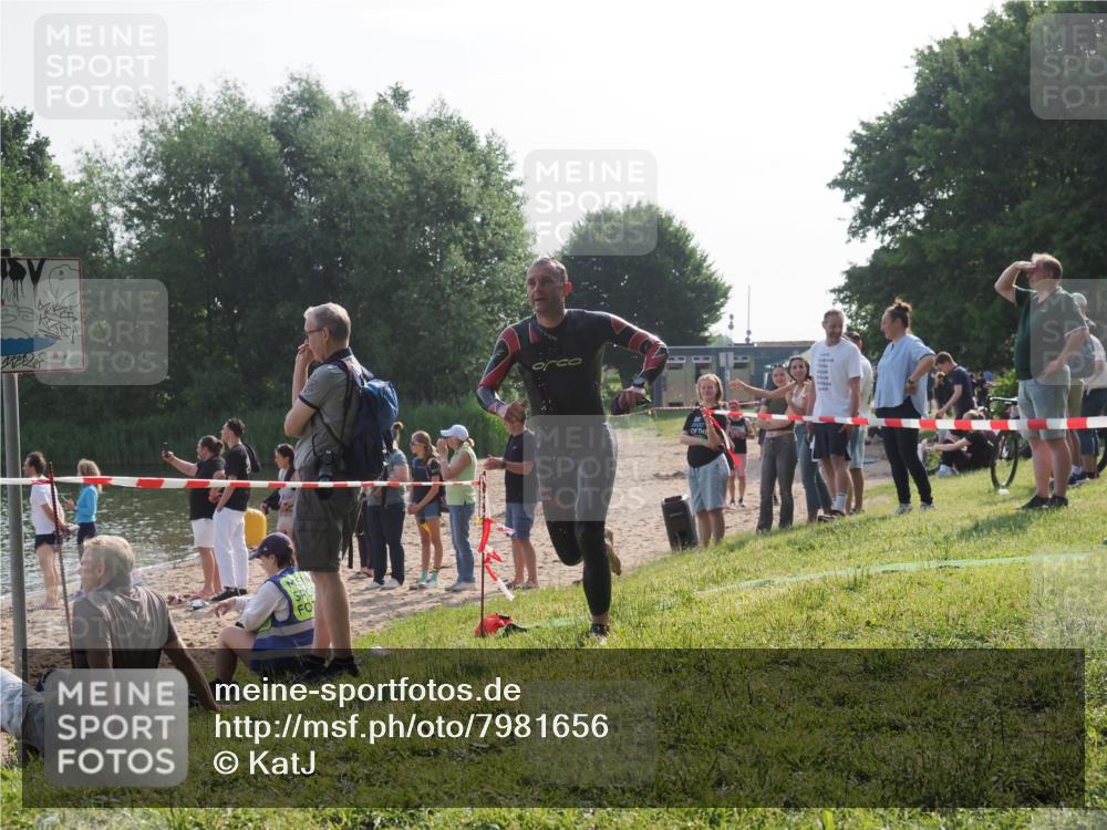 15.06.2025 - 27. Vierlanden-Triathlon KatJ http://msf.ph/oto/7981656 15.06.2025 08:46:45 Schwimmen 161 meine-sportfotos.de
