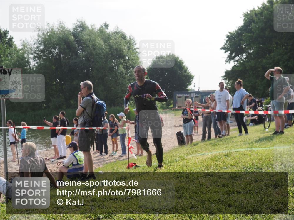 15.06.2025 - 27. Vierlanden-Triathlon KatJ http://msf.ph/oto/7981666 15.06.2025 08:46:45 Schwimmen 161 meine-sportfotos.de