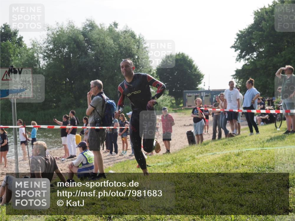 15.06.2025 - 27. Vierlanden-Triathlon KatJ http://msf.ph/oto/7981683 15.06.2025 08:46:45 Schwimmen 161 meine-sportfotos.de