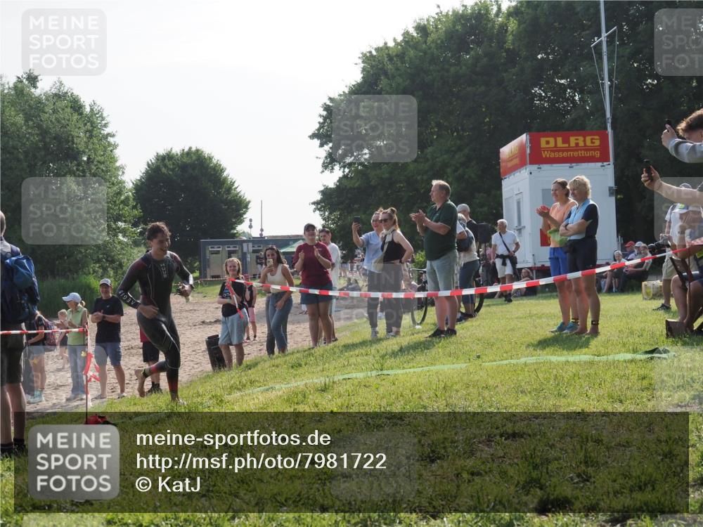 15.06.2025 - 27. Vierlanden-Triathlon KatJ http://msf.ph/oto/7981722 15.06.2025 08:47:36 Schwimmen 48 meine-sportfotos.de