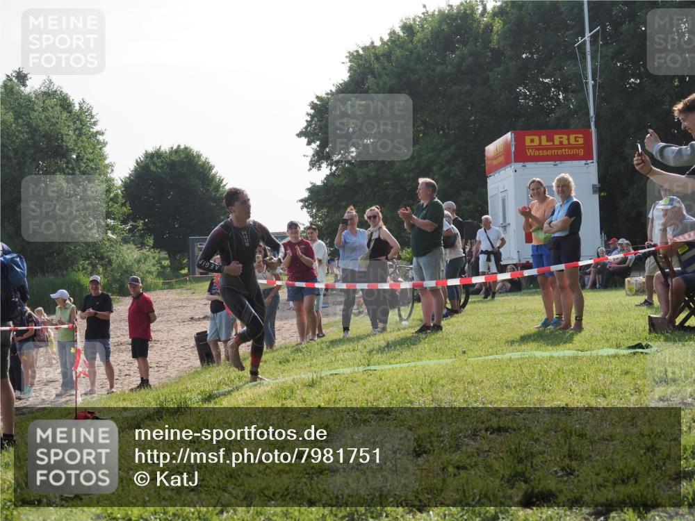 15.06.2025 - 27. Vierlanden-Triathlon KatJ http://msf.ph/oto/7981751 15.06.2025 08:47:37 Schwimmen 48 meine-sportfotos.de