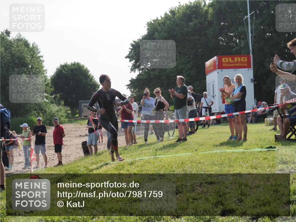 15.06.2025 - 27. Vierlanden-Triathlon KatJ http://msf.ph/oto/7981759 15.06.2025 08:47:37 Schwimmen 48 meine-sportfotos.de