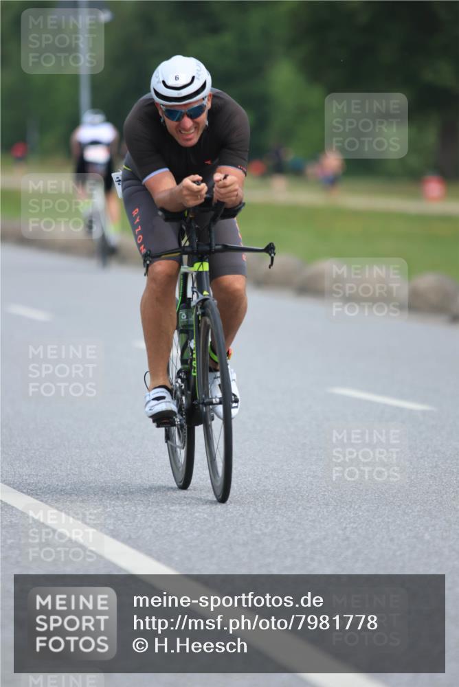 15.06.2025 - 27. Vierlanden-Triathlon H.Heesch http://msf.ph/oto/7981778 15.06.2025 10:49:17 Radfahren 6, 29, 447 meine-sportfotos.de