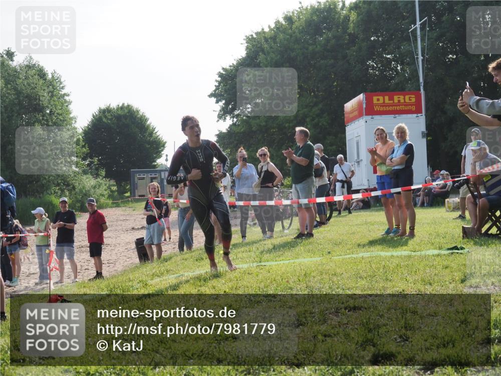 15.06.2025 - 27. Vierlanden-Triathlon KatJ http://msf.ph/oto/7981779 15.06.2025 08:47:37 Schwimmen 48 meine-sportfotos.de