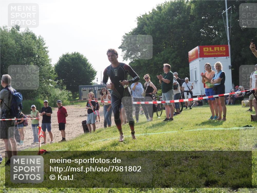 15.06.2025 - 27. Vierlanden-Triathlon KatJ http://msf.ph/oto/7981802 15.06.2025 08:47:38 Schwimmen 48 meine-sportfotos.de