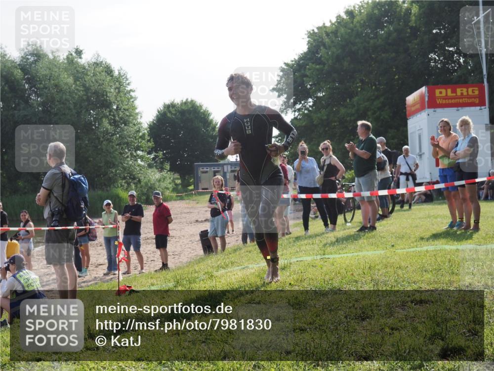 15.06.2025 - 27. Vierlanden-Triathlon KatJ http://msf.ph/oto/7981830 15.06.2025 08:47:38 Schwimmen 48 meine-sportfotos.de