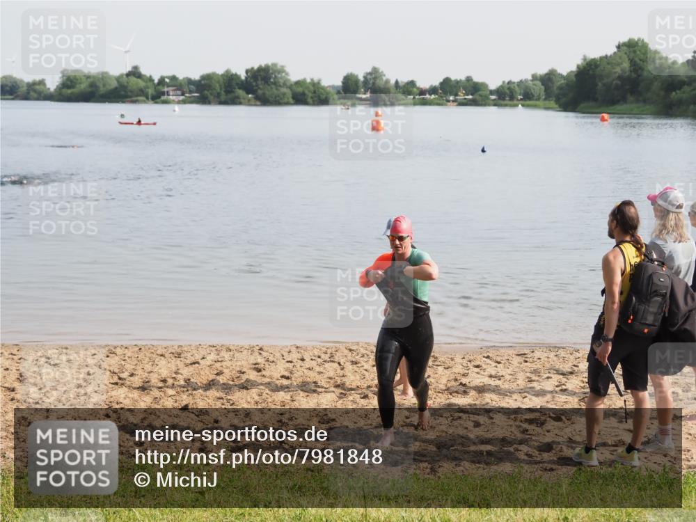 21.06.2025 - 27. Vierlanden-Triathlon MichiJ http://msf.ph/oto/7981848 15.06.2026 09:04:40 Schwimmen 247 meine-sportfotos.de